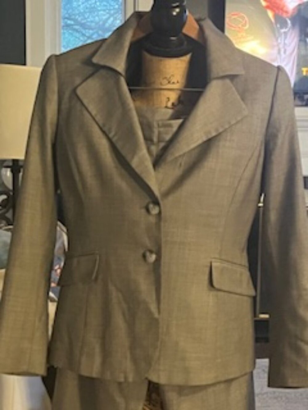 TAHARI Business Suit Set